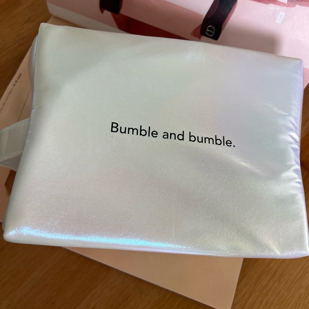 Bumble and Bumble  cosmetic  bag pearl
White new
